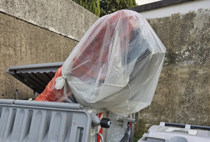 bara nel cassonetto rifiuti rimini
