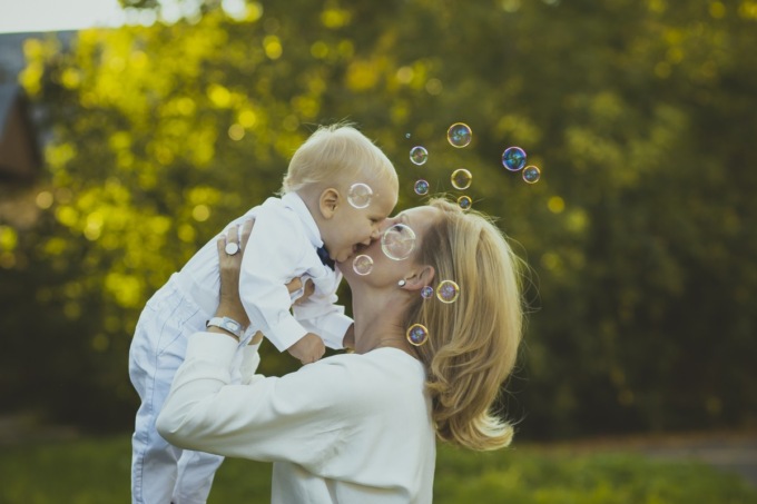 Bonus mamme lavoratrici 2024 fino a 1.700 euro: di quanto aumenta lo stipendio per le donne con 2 o più figli