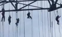 Crolla impalcatura, operai aggrappati ai cavi e sospesi nel vuoto a 150 metri di altezza: il video