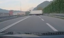 Fa inversione a U con il camion in superstrada, l'incredibile video