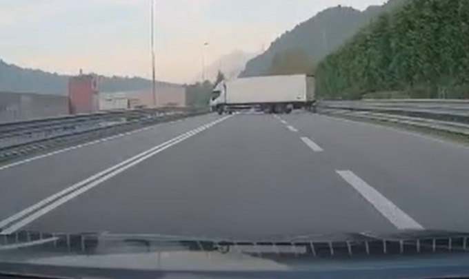 Fa inversione a U con il camion in superstrada, l’incredibile video