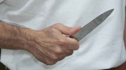 Accoltella alla gola la fidanzata 21enne, poi chiama la Polizia