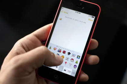 Si salva dalla violenza del compagno grazie a un’emoticon