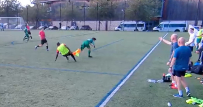 Il guardalinee entra in campo e stende il giocatore: il video