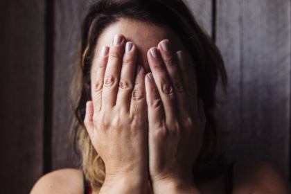 Tenta di strangolare la ex per strada, insieme a lui c’era la nuova compagna
