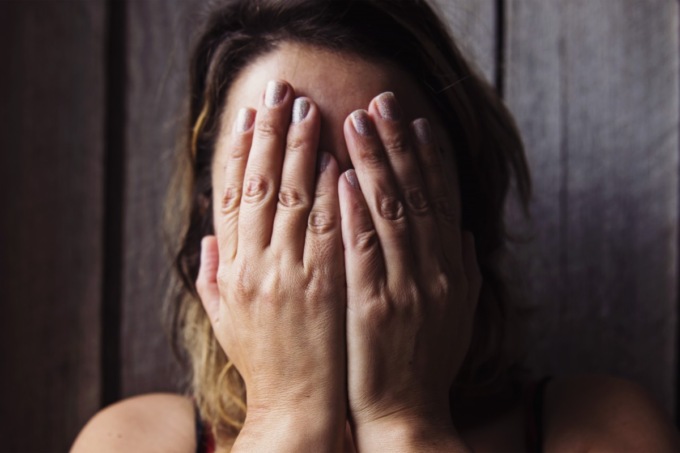Tenta di strangolare la ex per strada, insieme a lui c’era la nuova compagna