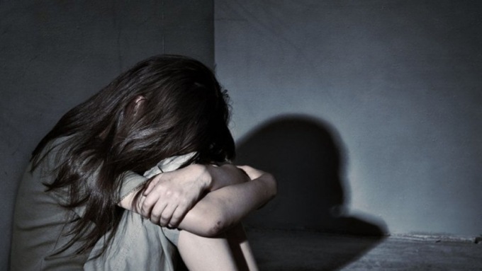 Violenze sulle nipotine di 8 anni, arrestato nonno orco