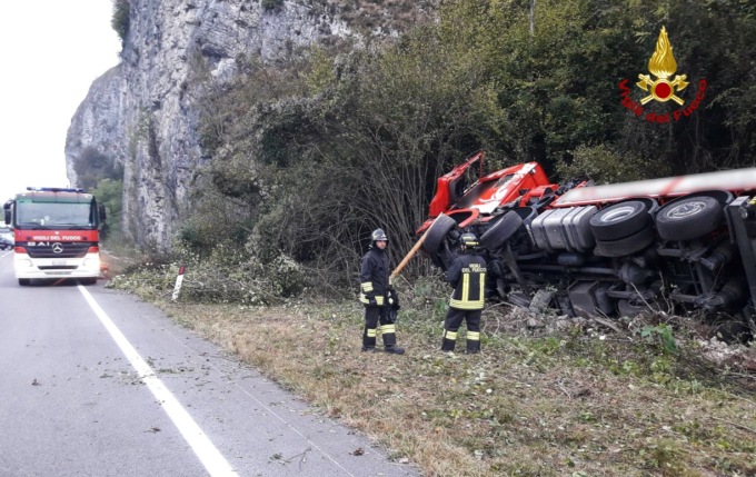 Cervo sfonda la cabina di guida e fa ribaltare il Tir: morto autista 35enne
