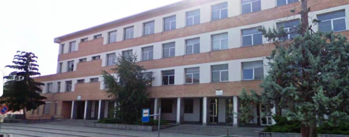 Studentessa si lancia dalla finestra della scuola: presa al volo dal bidello eroe