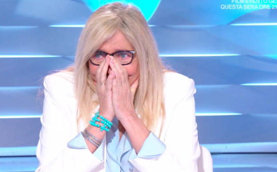 Ira di Mara Venier: “Mia immagine riprodotta con l’intelligenza artificiale per una truffa finanziaria”