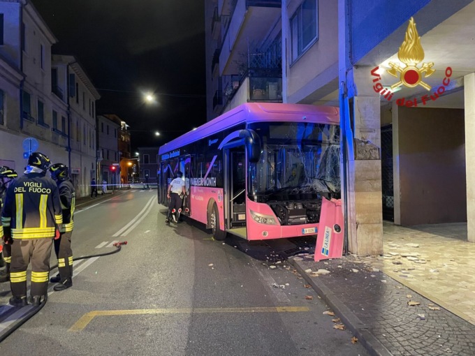 Un altro incidente con un bus a Mestre (della stessa compagnia di quello precipitato dal ponte)