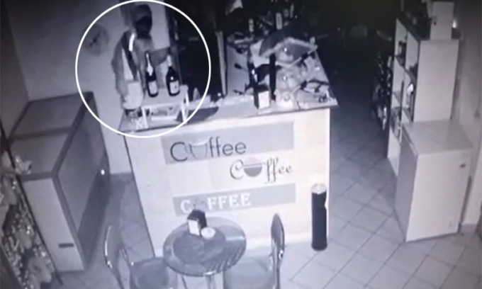 Vede sul cellulare in diretta i ladri in azione nel suo negozio