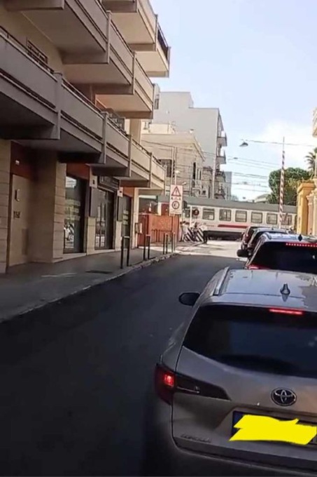 Il passaggio a livello è alzato, ma il treno passa, tragedia sfiorata. Il video