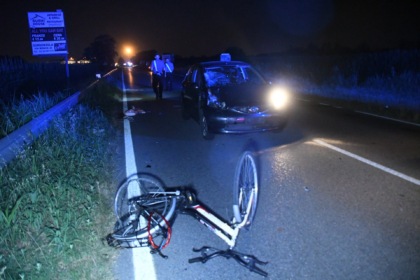 Investe un ciclista, chiede a un automobilista di chiamare i soccorsi e scappa