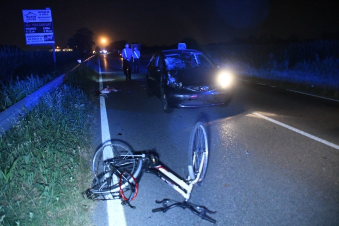Investe un ciclista, chiede a un automobilista di chiamare i soccorsi e scappa