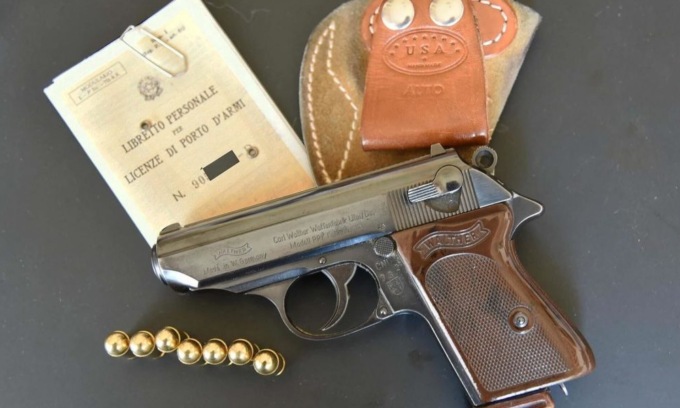 Che Tribunale illuminato: dice no all’imprenditore che vuole la pistola perché gira con tanti soldi (“C’è il POS”)