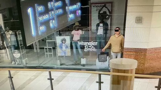 Si finge un manichino e inganna tutti: quando resta solo nel centro commerciale svaligia una gioielleria
