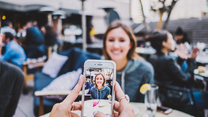 Gli smartphone del futuro (prossimo) valuteranno l’idratazione della nostra pelle e la qualità dell’aria