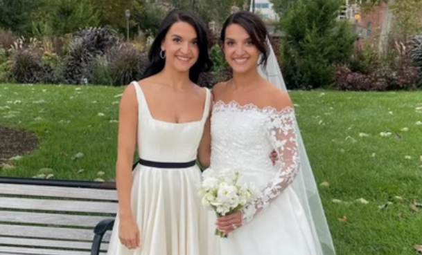 Al matrimonio della sorella gemella si presenta vestita… da sposa
