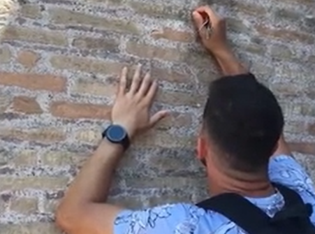 Il turista che ha sfregiato il Colosseo vuole ripagare i danni, ma nessuno gli dà l’Iban per pagare…