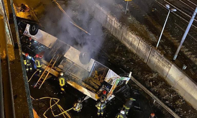 Autobus di linea precipita dal cavalcavia a Mestre: 21 morti e molti feriti