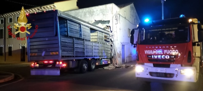 Il camion sbanda e finisce… in camera da letto