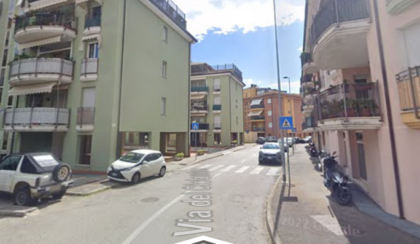 La morte dell’anziana uccisa nell’androne di casa c’entra col figlio trovato in fin di vita in strada mesi prima?