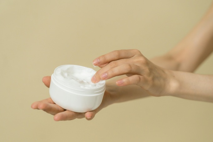 Sostanza tossica in deodoranti, profumi e creme di grandi marche. L’elenco dei prodotti a rischio