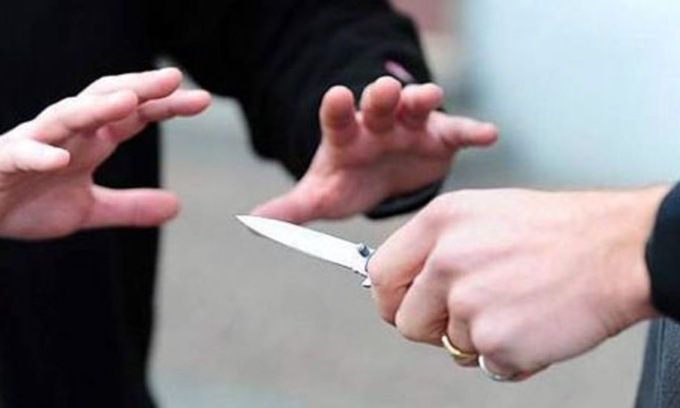 Quindicenne accoltellato da un coetaneo all’uscita da scuola, rischia la vita