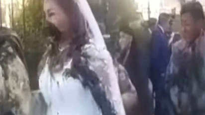 Va al matrimonio dell’ex e lancia i suoi “bisogni” sugli sposi