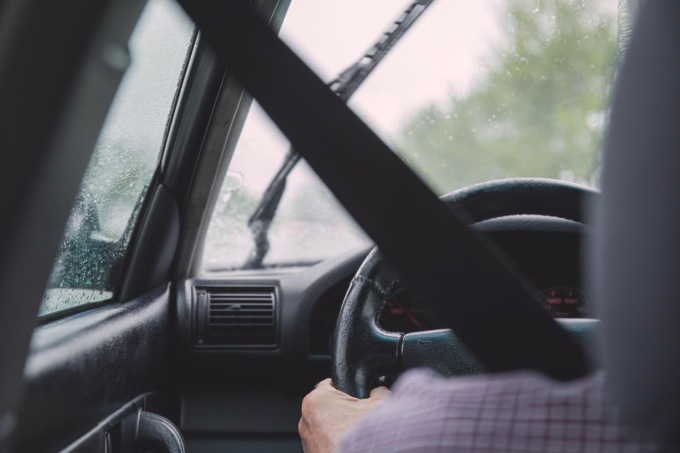 Le abitudini degli italiani: dalla cintura in auto agli infortuni domestici