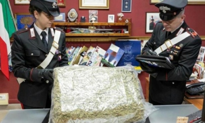 Casalinga fa shopping online, ma a casa le arrivano 10 chili di marijuana