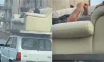 Sdraiato sul divano sul tetto della Panda in giro per Catania: il video folle