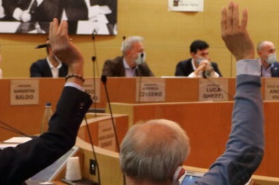 Il consigliere comunale è morto… ma vota ancora (e pure a favore)