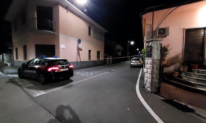 Torna a casa e trova i cadaveri dei genitori accoltellati: ipotesi omicidio suicidio