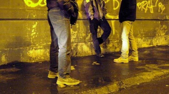 Via i cellulari ai giovani violenti e carcere per chi non manda i figli a scuola: cosa c’è nel Decreto Caivano