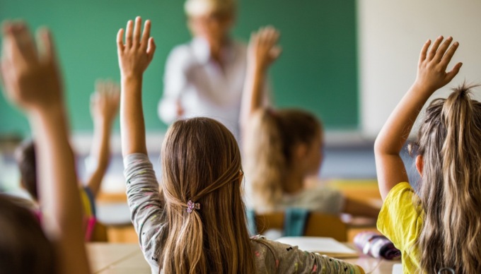 “Maestro” insegna per cinque mesi, ma non ha il diploma. Scoperto a causa degli errori di ortografia
