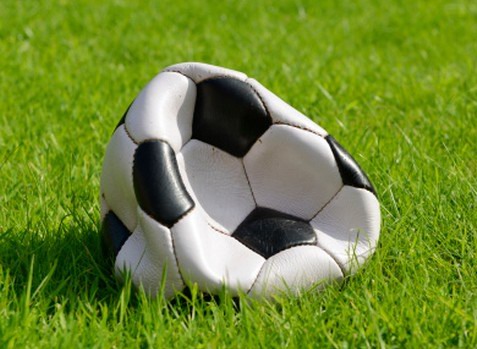 I calciatori della Fiorentina gli bucarono il pallone, 66 anni dopo glielo riportano autografato