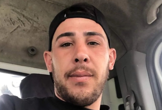 Senza patente al volante di una Bmw fa un incidente, scappa a piedi e lascia l’amico morire in auto