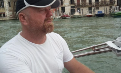 Anziana rischia di annegare nel Canal Grande di Venezia: salvata da un clochard invalido