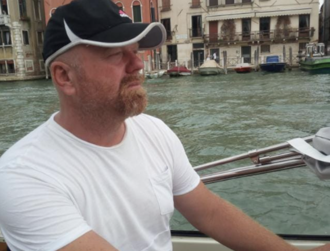 Anziana rischia di annegare nel Canal Grande di Venezia: salvata da un clochard invalido