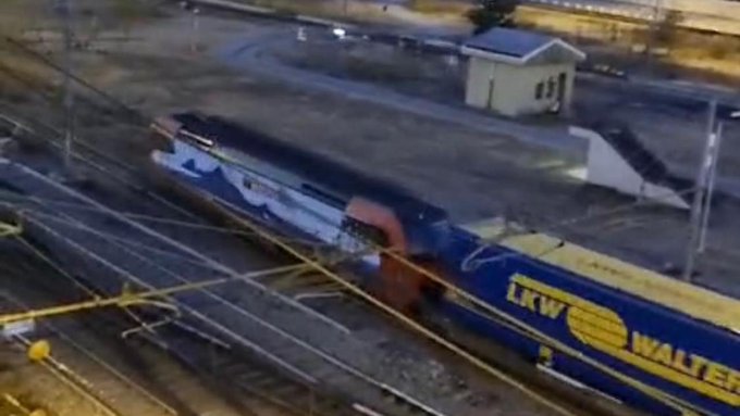 Guasto ai freni, macchinista si lancia dal treno in corsa: il convoglio prosegue senza guida passando vicino alle case