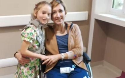 Crolla un grosso ramo, mamma salva la figlia di 6 anni facendole scudo col corpo: non potrà più camminare