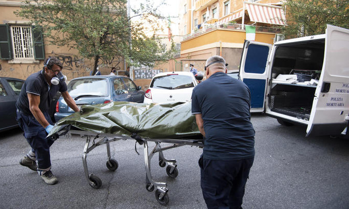 “Venite, ho strangolato mia mamma”. In estate le aveva bruciato l’auto