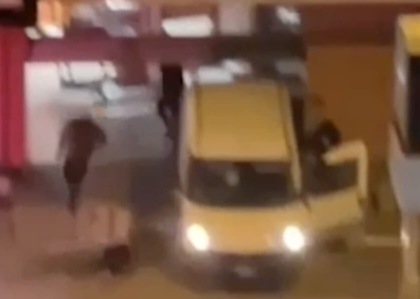 Furto al supermercato, i residenti lanciano oggetti contro i ladri che scappano (con la cassa). Il video