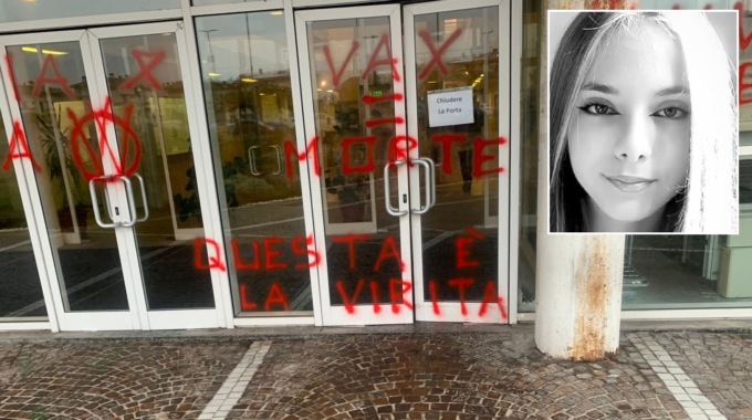 Giada, morta di infarto a 14 anni. Scritte No vax shock a scuola e al cimitero: “Uccisa dal vaccino”