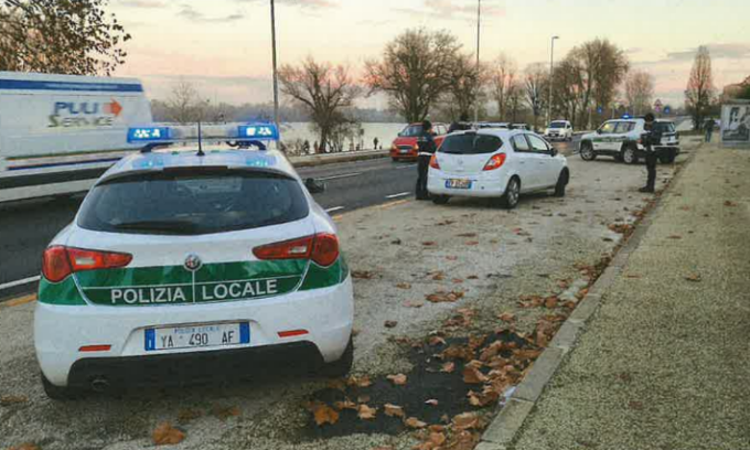 Inseguimento da film con un’auto inseguita da quattro volanti. Tutto per una revisione scaduta