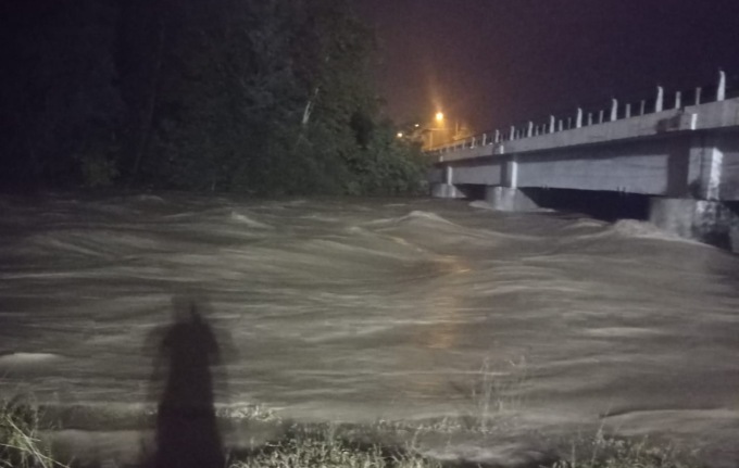 Esondano i fiumi, Lombardia sott’acqua: coppia bloccata su un isolotto salvata dai pompieri