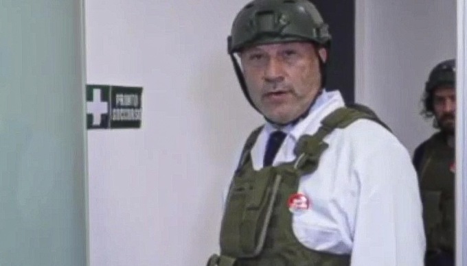Medici in corsia con elmetto e giubbotto antiproiettile: lo spot shock dei dottori napoletani