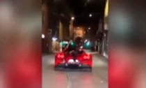 Viaggia seduto sul cofano di una Ferrari (che passa col rosso), il video